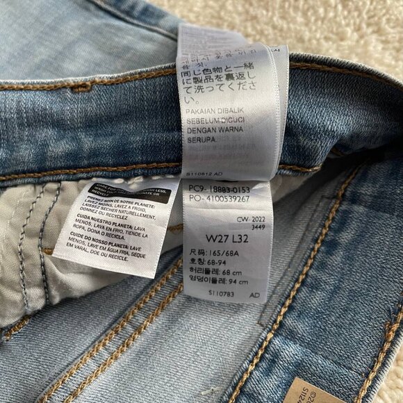 NWT Levi's 724 High Rise Slim Straight Distressed Jeans 27/32 Light Wash - Picture 9 of 13